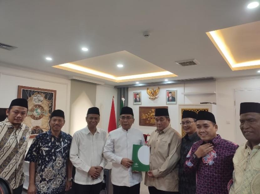Ketua Umum Pengurus Besar Nahdlatul Ulama (PBNU) Yahya Cholil Staquf (keempat kiri) menyerahkan surat tugas kepada Pimpinan Ponpes Al Hamid Lukman Hakim Hamid (keempat kanan) di Kantor PBNU, Jakarta, 