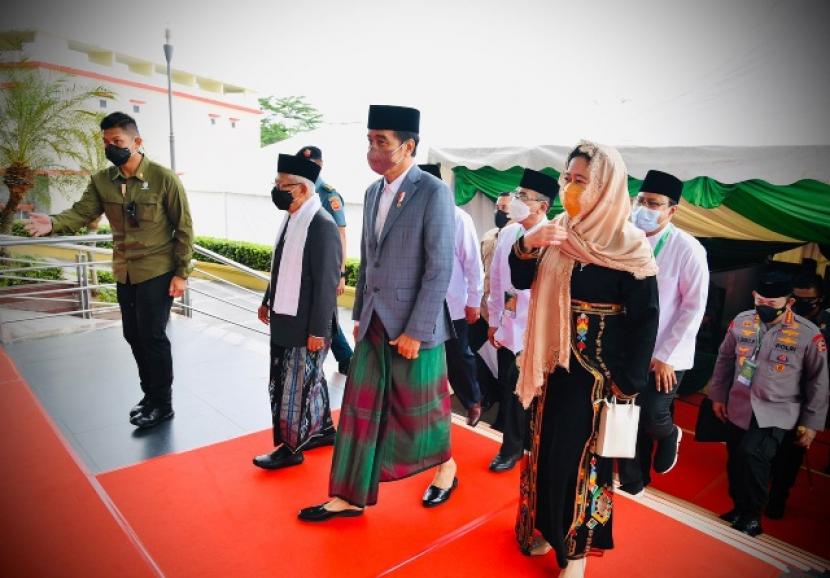 Ketua DPR RI, Puan Maharani (kanan), bersama Presiden RI Joko Widodo dan Wapres KH Maruf Amin, menghadiri pengukuhan Pengurus PBNU 2022-2027 di Balikpapan, Kalimantan Timur, Senin (31/1/2022).