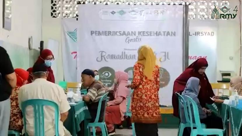 PC Wanita Al Isryad Surabaya menggelar pemeriksaan kesehatan gratis.