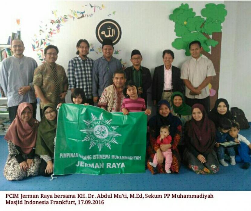 PCIM Jerman Raya bersama Sekum PP Muhammadiyah KH Abdul Muti di Masjid Indonesia Frankfurt pada 17 September 2016. Muhammadiyah Cabang Jerman Raya Resmi Diakui Sebagai Organisasi Non-Profit