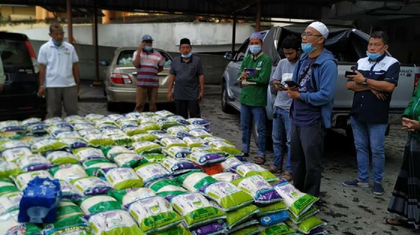 PCINU Malaysia distribusikan bantuan sembako untuk TKI terdampak Covid-19.