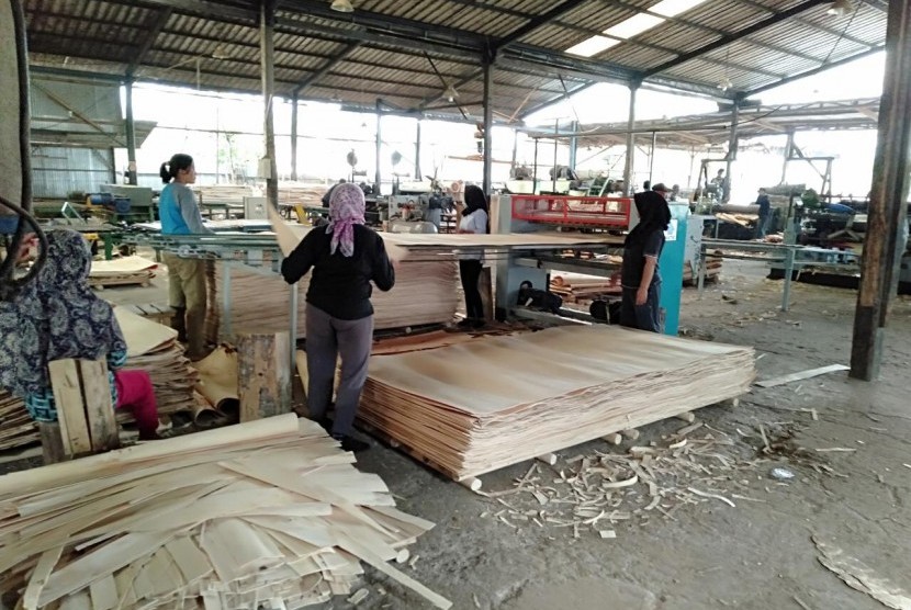 PD Jaya Bagus merupakan perusahaan pembuat kayu lapis (plywood) atau dikenal dengan triplek.