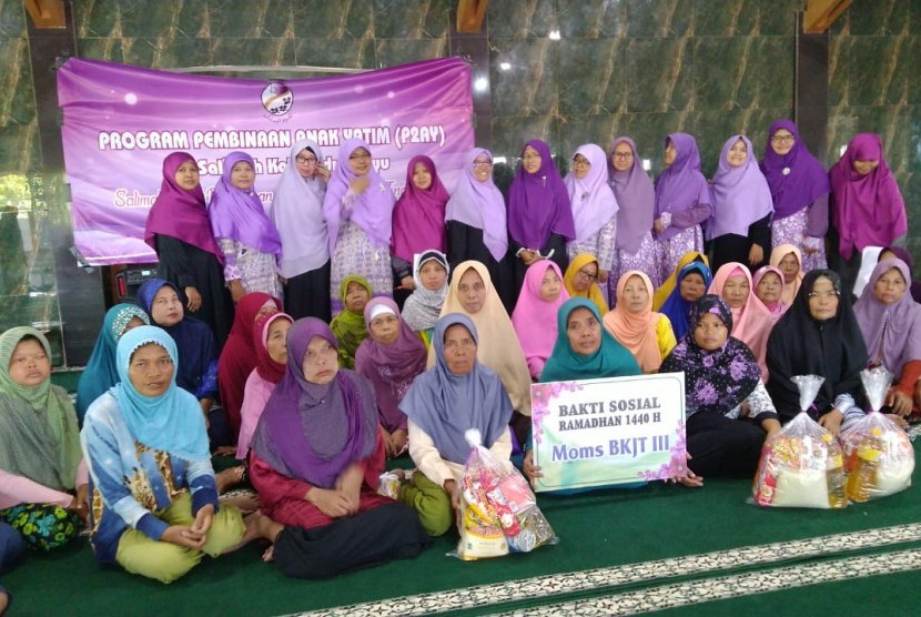 PD Salimah Kabupaten Indramayu menggelar program P2AY (Program Pembinaan Anak Yatim) di Masjid K.H M. Yunus Rasyidi, Pesantren Al Urwatul Wutsqo, Kabupaten Indramayu.