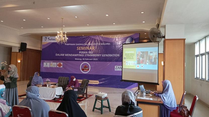 PD Salimah Kota Malang gelar seminar yang membahas generasi strawberry.
