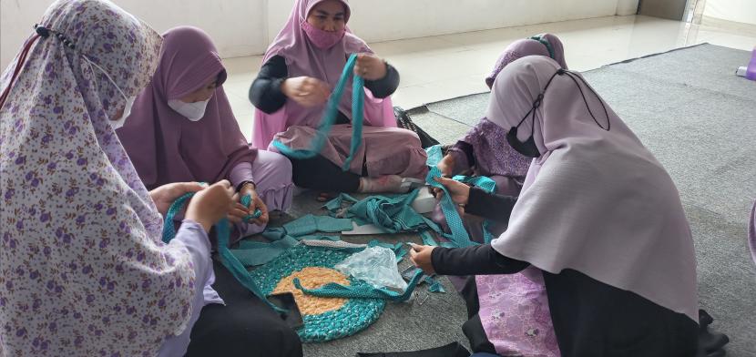 PD Salimah Kota Malang mengadakan pelatihan mengolah limbah menjadi barang yang lebih berguna dan bermanfaat.