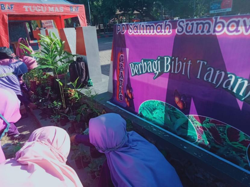PD Salimah Sumbawa  membagi bibit tanaman secara gratis kepada warga masyarakat Sumbawa, Ahad (23/8) di Taman Mangga Sumbawa Besar. 