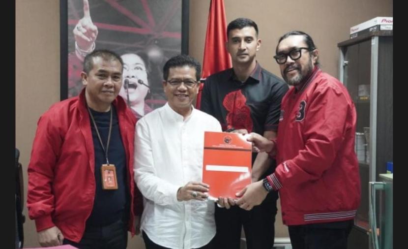 PDI Perjuangan akhirnya membuktikan dukungan kepada bakal pasangan calon Bupati/WAkil Bupati Bandung Dadang Supriatna-Ali Syakieb dengan menyerahkan dokumen model B Persetujuan Parpol KWK (B1KWK) di DPP PDI Perjuangan Jakarta, Jumat (23/8/2024). 