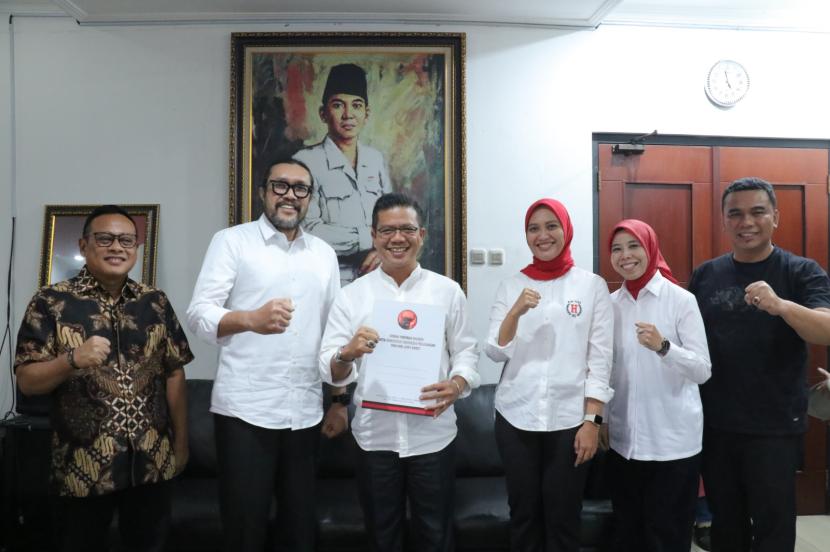 PDI Perjuangan akhirnya menyatakan dukungan kepada pasangan calon Bupati Bandung petahana Dadang Supriatna dan bakal calon Wakil Bupati Bandung Ali Syakieb di Pilkada Kabupaten Bandung, 27 November 2024.