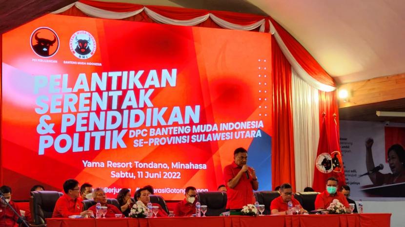 PDI Perjuangan (PDIP) melantik dewan pengurus Banteng Muda Indonesia (BMI) se-Provinsi Sulawesi Utara (Sulut) dengan dihadiri Sekretaris Jenderal PDIP Hasto Kristiyanto di Koya, Tondano Selatan, Kabupaten Minahasa, Sabtu (11/6/2022).