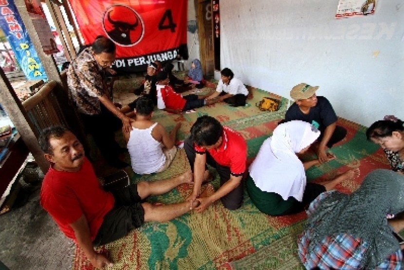 PDIP Kota Yogyakarta menggelar kampanye unik bertajuk Jogja Sehat=Ngunjuk Jamu Lan Pijet di Posko PDIP, Gendeng, Baciro, Yogyakarta, Sabtu (22/3).