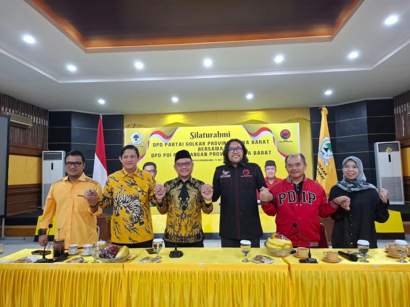 PDIP mendatangi markas Golkar Jabar di Jalan Maskumambang, Kota Bandung