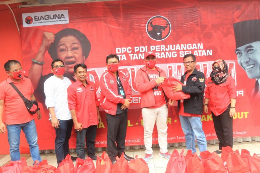 PDIP Tangerang Selatan memberikan bantuan untuk warga terdampak Covid-19