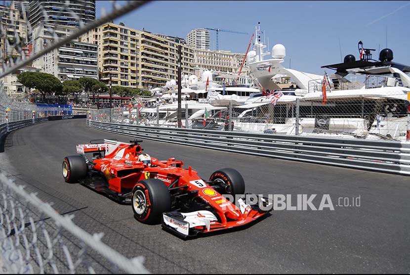 Pebalam Ferrari Sebastian Vettel memacu tunggangannya pada balap F1 GP Monaco di Sirkuit Monte Carlo, Ahad (28/5). 