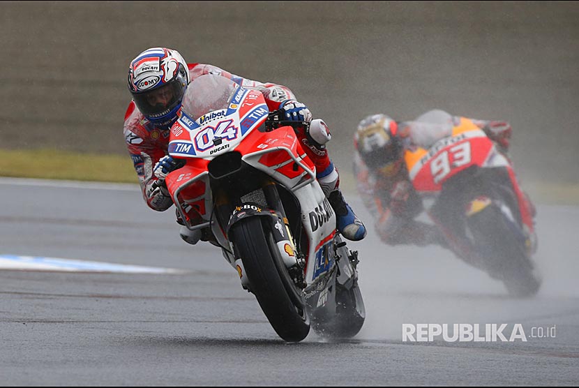 Pebalap Itali Andrea Dovizioso memacu sepeda motor Ducati diikuti Marc Marquez yang mengendarai Honda Grandprix MotoGP Jepang di sirkuit Twin Ring Motegi, Motegi, Jepang.