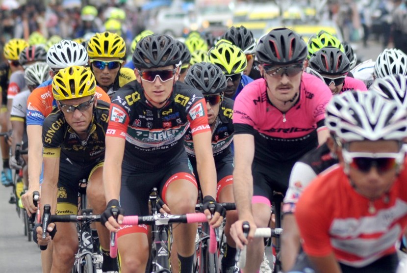 Pebalap adu cepat pada etape delapan Tour de Singkarak (TDS) 2016, di Padang, Sumatra Barat, Minggu (14/8).