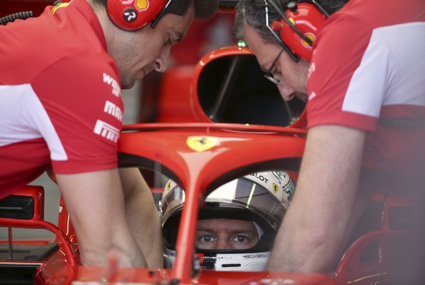 Pebalap Ferrari asal Jerman, Sebastian Vettel, bersiap melakukan latihan bebas GP Australia di Melbourne, Australia, Sabtu (24/3). 