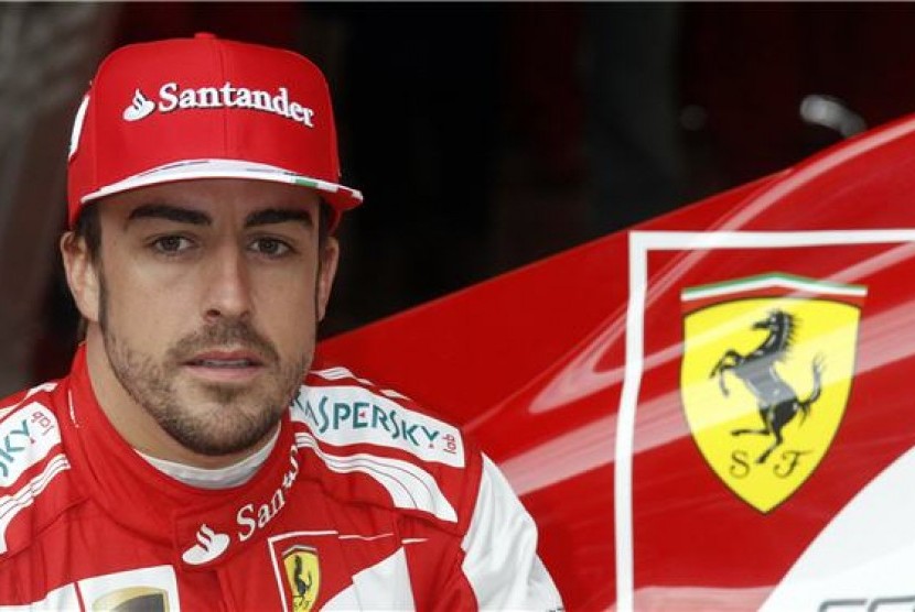 Pebalap Ferrari, Fernando Alonso, berpose di depan tunggangan barunya Ferrari F138 saat sesi latihan di Sirkuit De Catalunya, Montmelo, Spanyol, Selasa (19/2). 