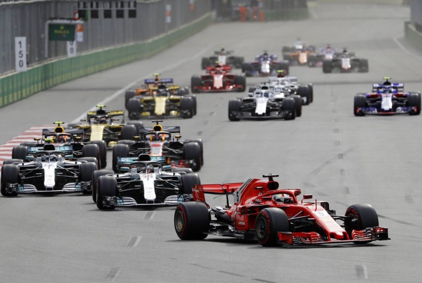 [ilustrasi] Pembalap Ferrari Sebastian Vettel memimpin start dalam suatu balapan F1.