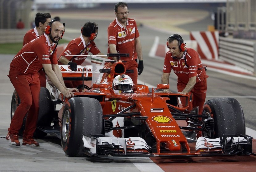 Pebalap Ferrari Sebastian Vettel saat berlatih untuk Bahrain Formula One Grand Prix.