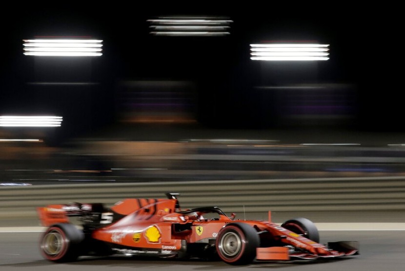 Pebalap Ferrari Sebastian Vettel saat latihan bebas di Bahrain, Jumat (29/3).