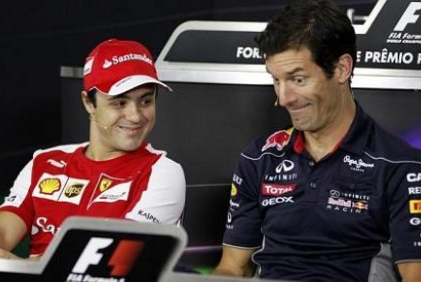 Pebalap Formula 1 dari Tim Red Bull, Mark Webber (kanan) berbincang dengan pebalap Ferarri, Felipe Massa sebelum jumpa pers jelang GP Brasil di Interlagos.