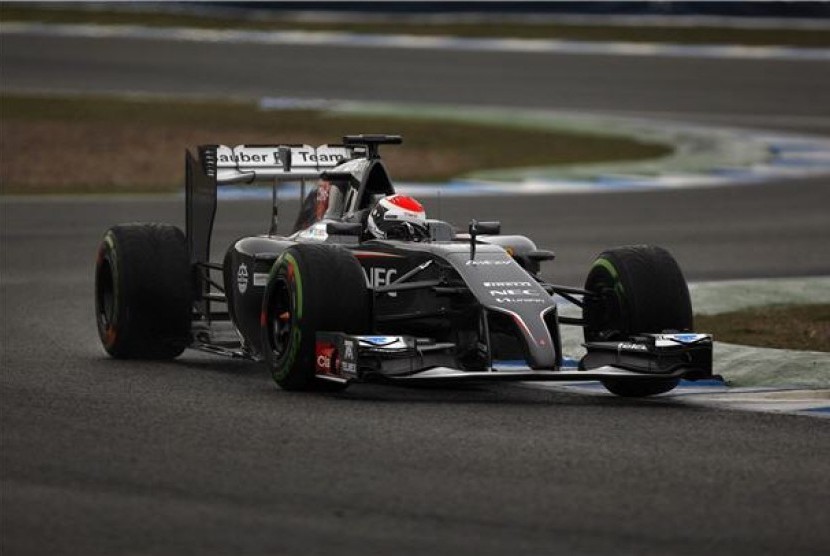 Pebalap Formula Satu (F1) tim Sauber, Adrian Sutil, memacu jet daratnya selama tes pramusim di Jerez, Spanyol, Jumat (31/1). 