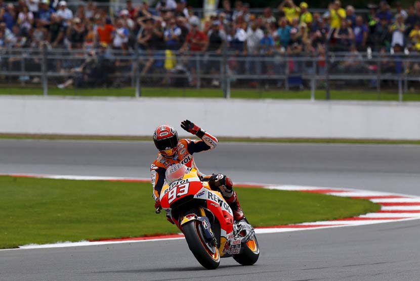 Pebalap Honda asal Spanyol, Marc Marquez, melambaikan tangan usai sesi kualifikasi GP Inggris di Sirkuit Silverstone, Inggris, Sabtu (29/8). 