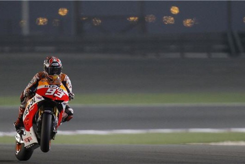 Pebalap Honda asal Spanyol, Marc Marquez, memacu kecepatan saat sesi latihan bebas GP Qatar di Sirkuit Internasional Losail, Doha, Qatar (4/4).  