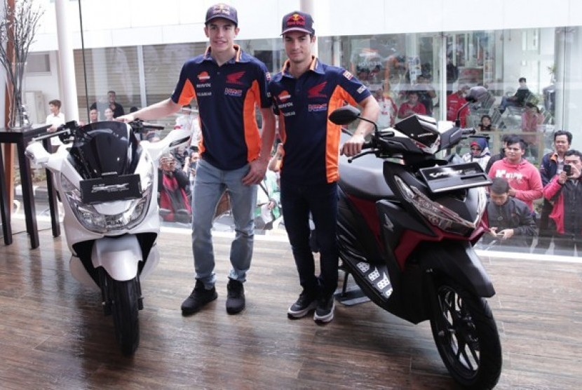 pebalap Honda Marc Marquez dan Dani Pedrosa mengunjungi Astra Motor Center Jakarta, salah satu diler sepeda motor Honda yang berada di kawasan Cawang, Jakarta Selatan, Kamis (2/2).