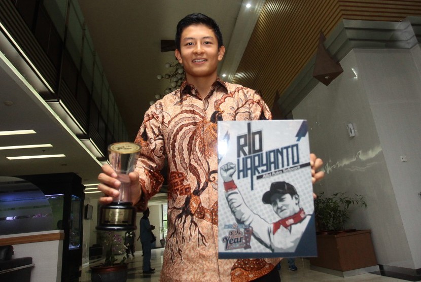 Pebalap Indonesia Rio Haryanto berpose saat menghadiri konferensi pers di kantor Kemenpora, Jakarta, Rabu (27/1). 