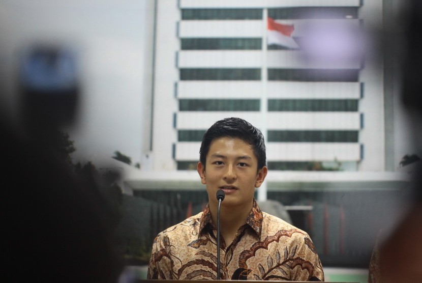 Pembalap Indonesia Rio Haryanto memberikan keterangan pers di kantor Kemenpora, Jakarta, Rabu (27/1). 