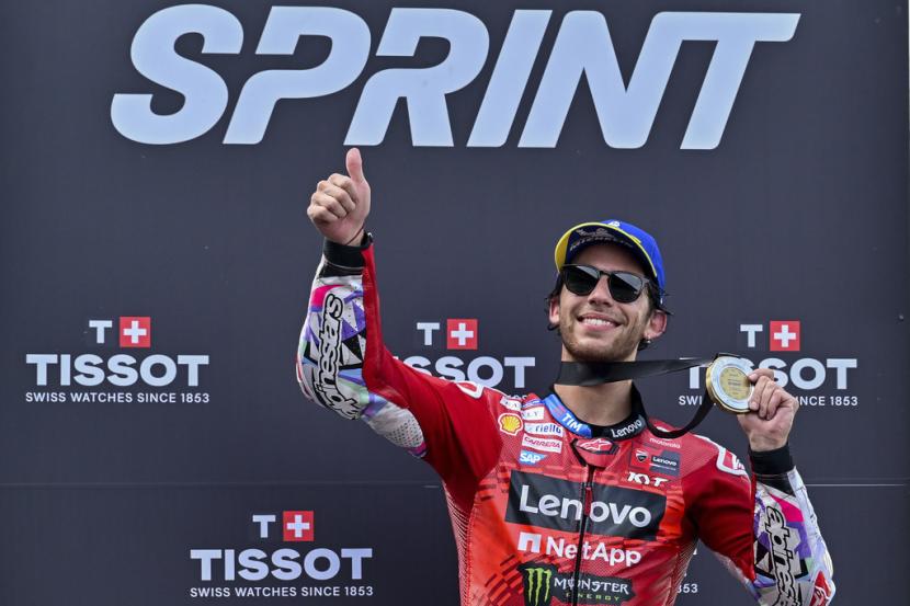 Pembalap Italia Enea Bastianini berpose dengan medali emasnya setelah menjuarai sprint race MotoGP di Sirkuit Internasional Chang di Buriram, Thailand, Sabtu, 26 Oktober 2024. 