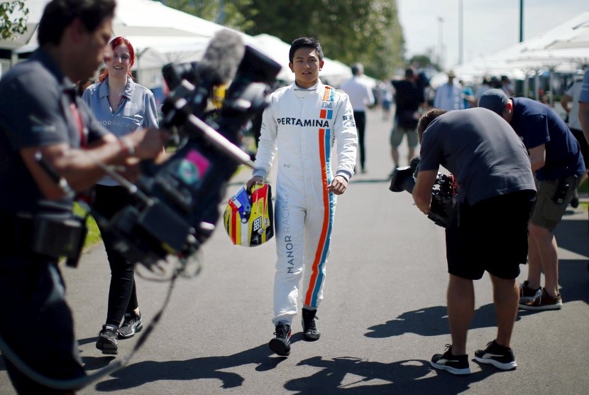 Pebalap Manor Racing Rio Haryanto berjalan untuk pemotretan pebalap sebelum dimulainya Formula 1 GP Australia di Melbourne, Kamis (17/3).