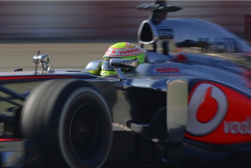 Pebalap McLaren asal Meksiko, Sergio Perez, menjajal jet daratnya dalam sesi tes di Sirkuit Montmelo, Barcelona, Rabu (20/2). 