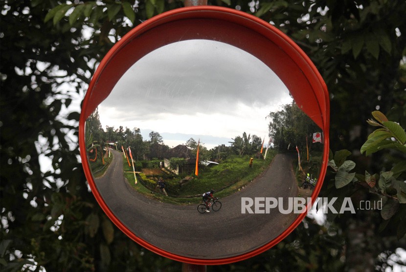 Pebalap melewati kelok 44  Agam. Sumatera Barat. (Ilustrasi). 