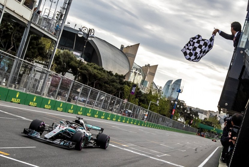 Pebalap Mercedes Lewis Hamilton (ilustrasi). Mercedes mengembangkan sistem kemudi dual-axis steering (DAS) yang dilarang oleh FIA pada musim kompetisi F1 2020.