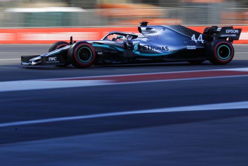 Pebalap Mercedes Lewis Hamilton dalam sesi latihan di Sirkuit Baku, Azerbaijan, Jumat (26/4). 