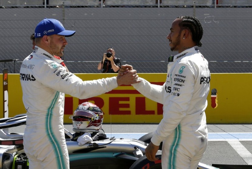 Pebalap Mercedes Lewis Hamilton dan Valtteri Bottas bersalaman setelah melakukan sesi kualifikasi F1 di Sirkuit Paul Ricard di Le Castellet, Perancis.