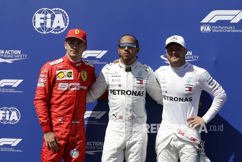 Pebalap Mercedes Lewis Hamilton dan Valtteri Bottas menduduki posisi pertama dan kedua diikuti pebalap tim Ferrari Charles Leclerc berfoto setelah melakukan sesi kualifikasi F1 di Sirkuit Paul Ricard di Le Castellet, Perancis.