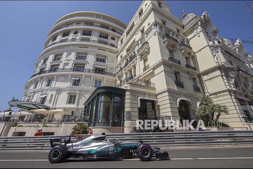 Pembalap Mercedes Lewis Hamilton memacu tunggangannya pada balap F1 GP Monaco di Sirkuit Monte Carlo, Ahad (28/5). (Valdrin Xhema/AP)