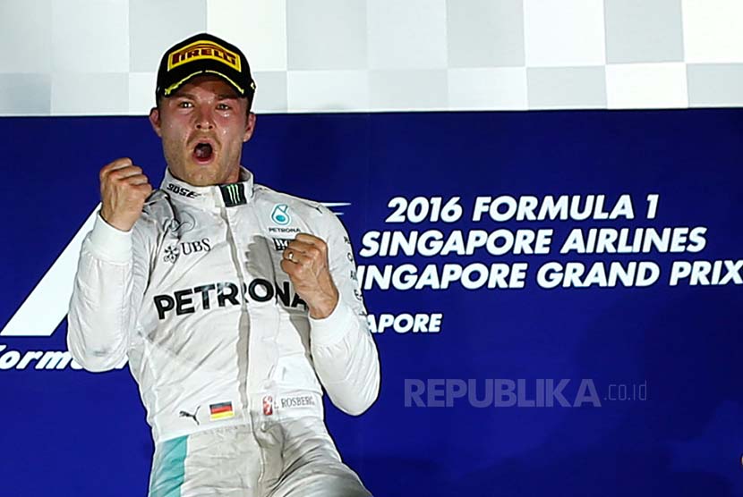 Pebalap Mercedes Nico Rosberg merayakan kemenangannya di ajang F1 Singapura