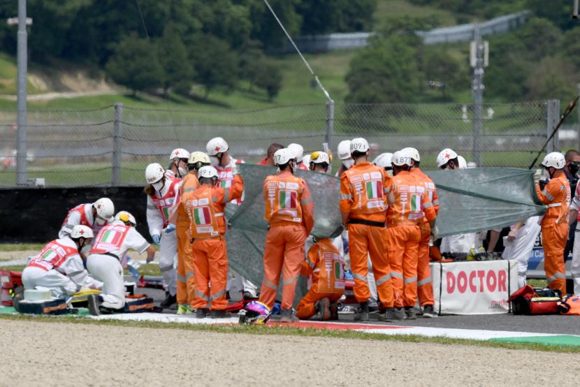Pebalap Moto3 dari Swiss Jason Dupasquier menerima bantuan medis setelah mengalami kecelakaan saat sesi kualifikasi Grand Prix Italia di sirkuit Mugello di Scarperia, Italia tengah, 29 Mei 2021. 