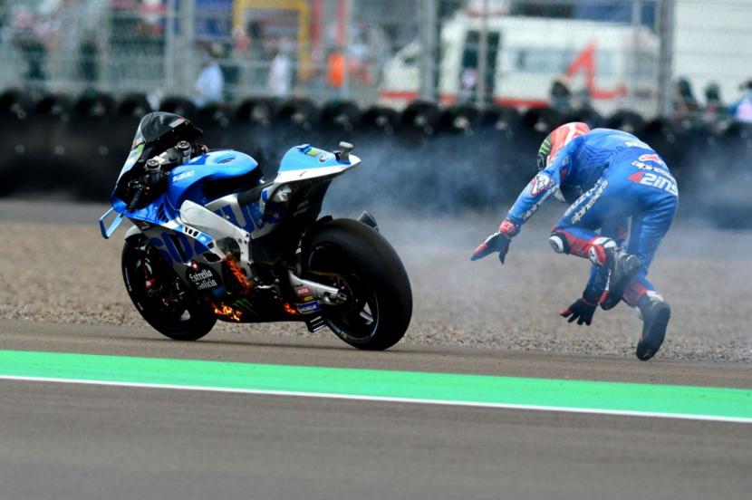 Pembalap MotoGP dari tim LCR Honda, Alex Rins, saat terjatuh di lintasan balap.