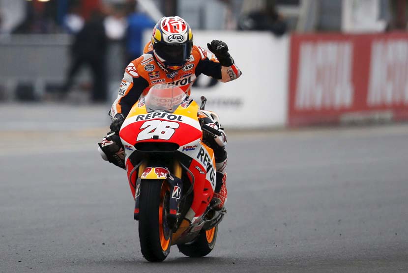 Pebalap MotoGP Honda, Dani Pedrosa, melakukan selebrasi usai memenangkan seri GP Jepang di Sirkuit Motegi, Tokyo, Jepang, Ahad (11/10). 