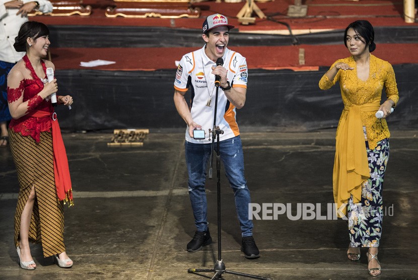 Pebalap MotoGP Marc Marquez (tengah) bernyanyi menghibur penggemarnya saat berkunjung di Saung Angklung Udjo, Bandung, Jawa Barat, Ahad (10/2/2019).