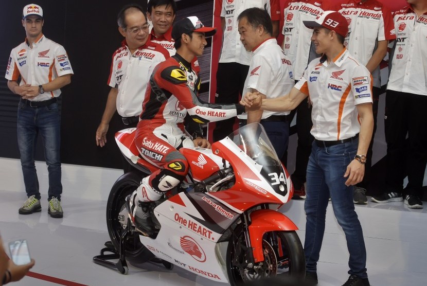 Pebalap MotoGP Repsol Honda, Marc Marquez (kanan), memberikan dukungan kepada Pebalap Astra Honda Racing Team (AHRT), Andi Gilang (kiri), saat perkenalan motor baru yang akan digunakan pada balapan internasional musim 2016, Jakarta, Ahad (14/2). 