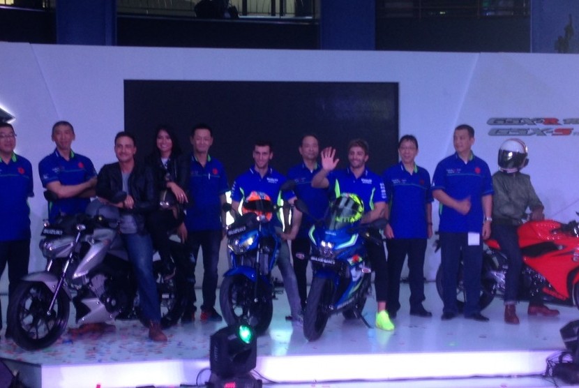 Pebalap MotoGP tim Suzuki Ecstar, Andrea Iannone dan Alex Rins menjadi saksi peluncuran Suzuki GSX R 150 dan GSX S 150 di Jakarta, Sabtu (17/2). 