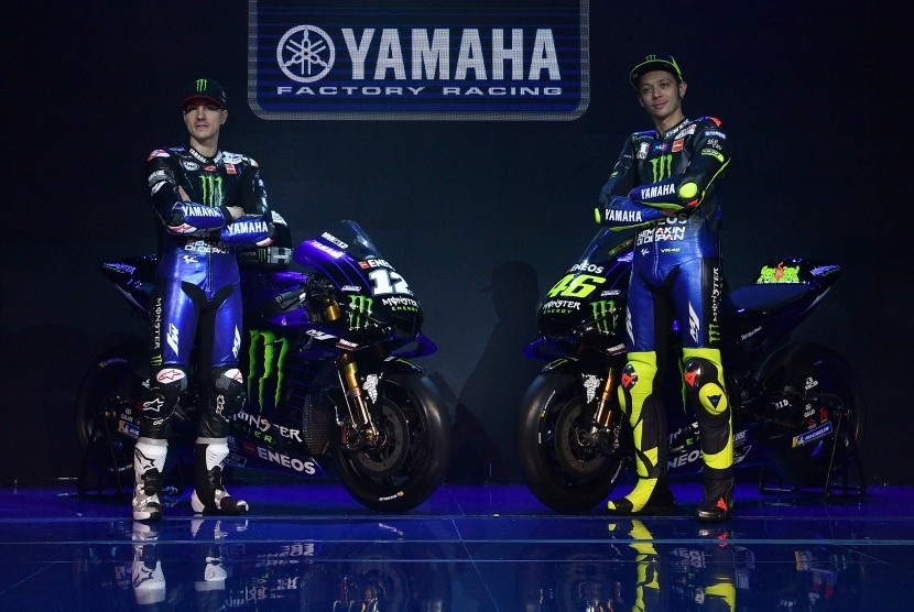 Pebalap MotoGP Valentino Rossi (kanan) dan Maverick Vinales berpose di depan motor YZR-M1 saat peluncuran Monster Energy Yamaha MotoGP Team di Jakarta, Senin (4/1/2019). 