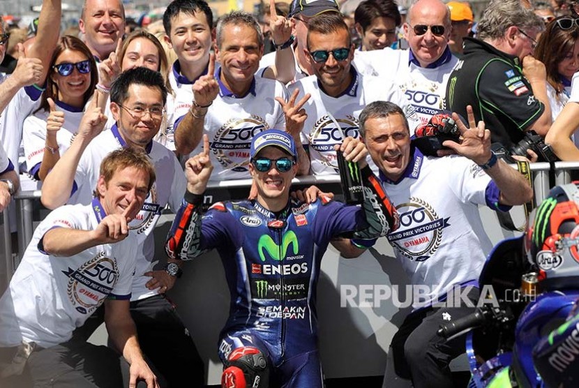 Pebalap Movistar Yamaha MotoGP Maverick Vinales dan timnya merayakan kemenangan pada MotoGP Perancis di Sirkuit Le Mans Perancis, Ahad (21/5).