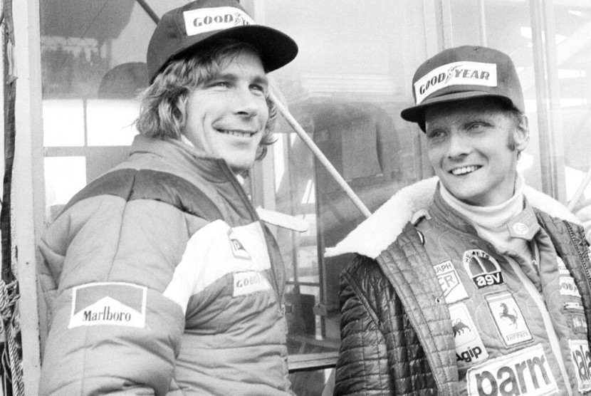 Pebalap Niki Lauda bersama rivalnya, James Hunt.